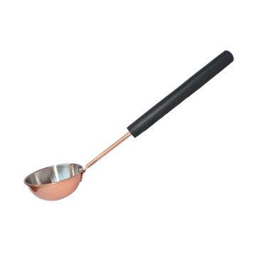 Kopparpläterad rostfri skopa med svart trähandtag.