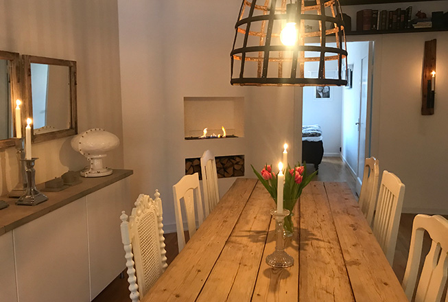 Platsbyggd skorstensfri spis som är infälld i en nisch i väggen